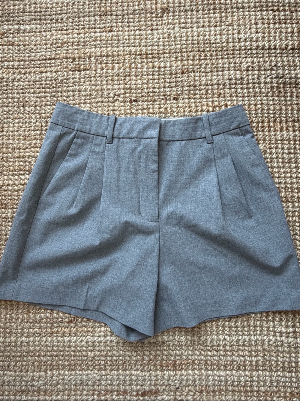Aritzia Effortless Short Mid Thigh